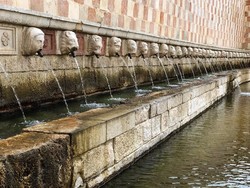 Air Mancur dan 99 Batu Wajah Misterus di Italia