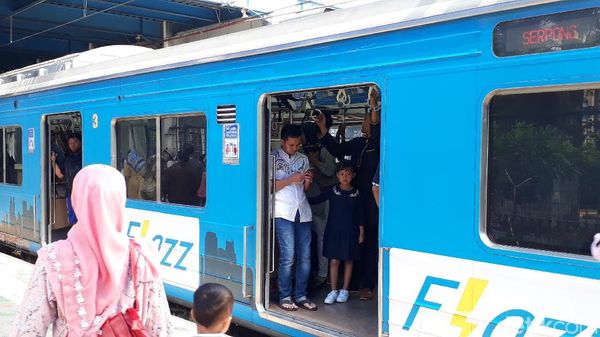Lebaran Hari Pertama, KRL Tetap Ramai Penumpang