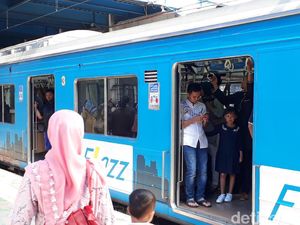 Lebaran Hari Pertama, KRL Tetap Ramai Penumpang