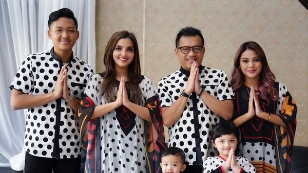 Foto: Adu Gaya Seragam Keluarga Artis di Lebaran 2018, Ashanty sampai KD