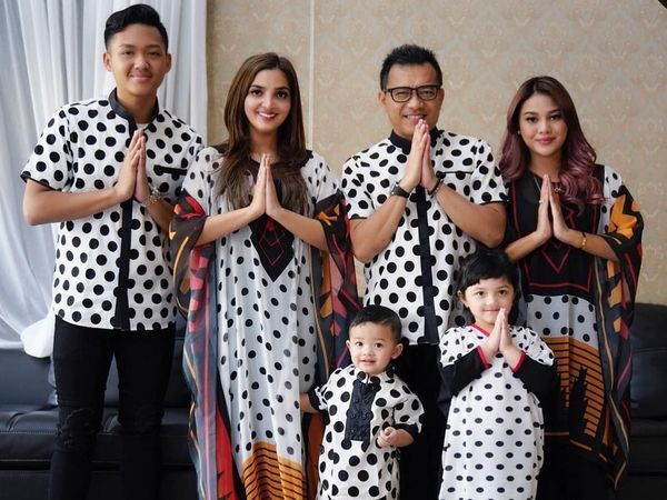 Foto: Adu Gaya Seragam Keluarga Artis di Lebaran 2018, Ashanty sampai KD