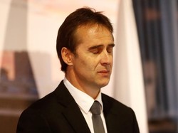 Suasana perkenalan Lopetegui ke hadapan media berlangsung sangat emosional. Pelatih 51 tahun itu bahkan sampai memejamkan mata untuk mencoba menahan emosinya. (Foto: Juan Medina/Reuters)