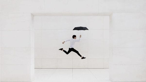 Lucunya Gaya Traveler Ini Berfoto Mengikuti Background Fotonya