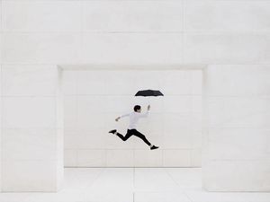 Lucunya Gaya Traveler Ini Berfoto Mengikuti Background Fotonya