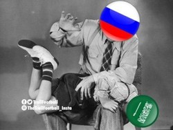 Kemenangan telak Rusia atas Arab Saudi ibarat seorang guru sedang memukul bokong muridnya yang nakal. (Foto: Twitter @TrollFootball)