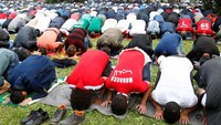 Pendukung Maroko melakukan salat Id di taman di Saint Petersburg, Rusia. REUTERS/Anton Vaganov.
