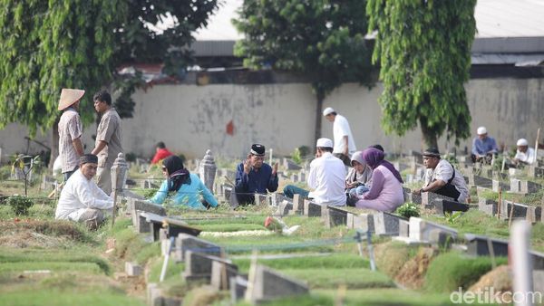Lebaran, TPU Utan Kayu Ramai Didatangi Peziarah