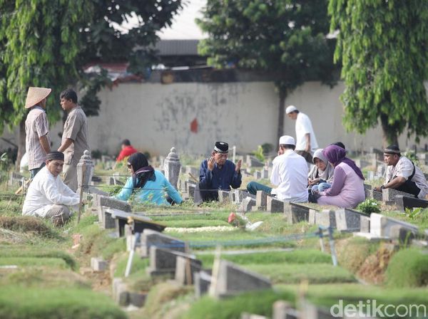 Lebaran, TPU Utan Kayu Ramai Didatangi Peziarah