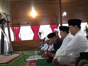 Momen Prabowo dan Fadli Zon Salat Id di Hambalang Momen Prabowo dan Fadli Zon Salat Id di Hambalang