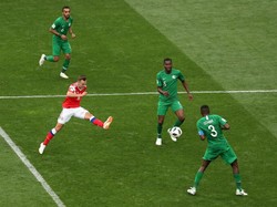 Momen dramatis pertama terjadi di laga pembuka Piala Dunia 2018. Tuan rumah Rusia tampil gemilang dengan membantai Arab Saudi dengan skor telak 5-0. Denis Cheryshev menjadi bintang, di mana pemain pengganti itu menyumbang dua gol. (Foto: Clive Rose/Getty Images)
