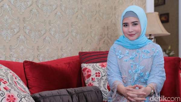 Potret Keluarga Selebriti saat Lebaran, Sophia Latjuba Berhijab