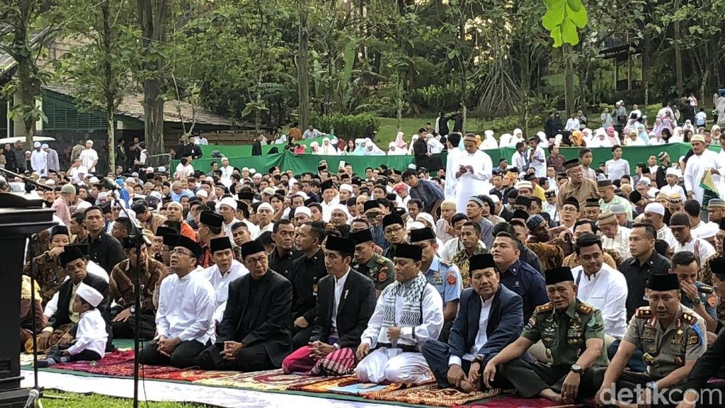 Momen Jokowi Salat Id dan Salami Warga di Bogor