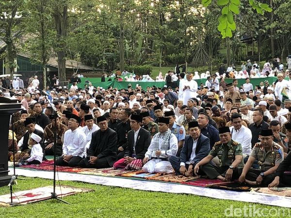 Momen Jokowi Salat Id dan Salami Warga di Bogor