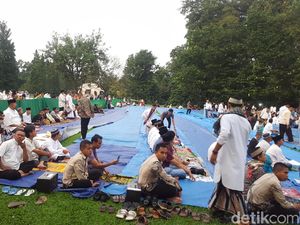 Warga Padati Kebun Raya Bogor untuk Salat Id Bersama Jokowi