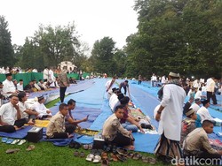 Warga Padati Kebun Raya Bogor untuk Salat Id Bersama Jokowi