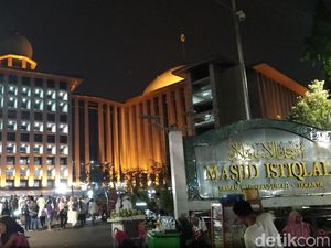 Lepas Subuh, Warga Berduyun-duyun ke Istiqlal untuk Salat Id Lepas Subuh, Warga Berduyun-duyun ke Istiqlal untuk Salat Id