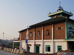Pemudik Salat Id di Masjid di Tengah Tol Batang-Semarang