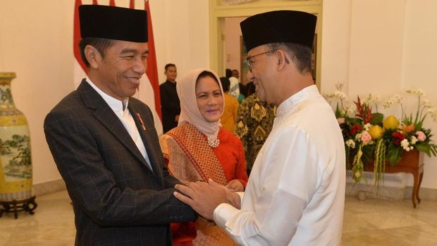 Tukang Becak dan Para Menteri Berbaur di Open House Jokowi