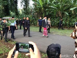 Berjas Biru dan Sarung Merah, Jokowi Salat Id di Kebun Raya Bogor Berjas Biru dan Sarung Merah, Jokowi Salat Id di Kebun Raya Bogor