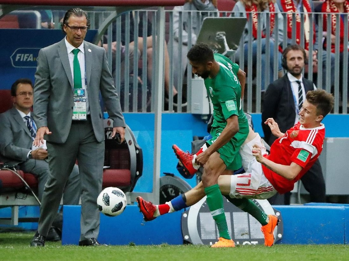 Juan Antonio Pizzi saat menyaksikan Arab Saudi dihajar Rusia 5-0. (Foto: Grigory Dukor/Reuters)