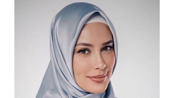 Teduhnya Sophia Latjuba Berhijab & Gaya Lebaran Keluarga Seleb