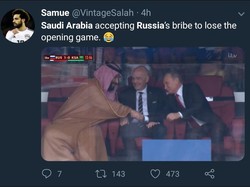 Sementara momen Pangeran Mohammed bin Salman bersalaman dengan Presiden Rusia Vladimir Putin sebelum kick off dijadikan lelucon tanda Arab Saudi setuju menyerah dari Rusia alias bersedia disuap mengalah. Rusia sebelumnya dituding menyuap FIFA agar bisa menjadi tuan rumah Piala Dunia 2018. (Foto: Twitter @VintageSalah)