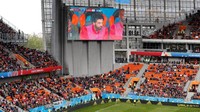 Mohamed Salah sempat disorot kamera dan wajahnya muncul di layar besar stadion. Sorak sorai dan tepuk tangan meriah langsung terdengar (REUTERS/Darren Staples)