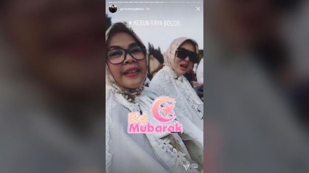Syahrini saat salat Id.