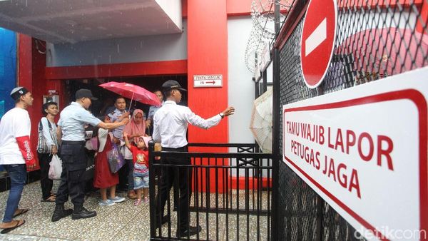 Momen Lebaran, Keluarga Narapidana Kunjungi Rutan Cipinang