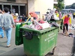 Mereka Geleng-geleng Kepala Lihat Sampah Berserakan di Istiqlal