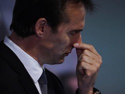 Air mata pun akhirnya keluar. Setelah terus berusaha ditahan-tahan oleh Lopetegui. Dia bahkan menegaskan bahwa pemecatan dari timnas Spanyol adalah hari paling menyedihkan sepanjang hidupnya. (Foto: Twitter)