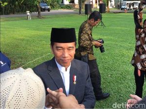 Usai Salat Id, Jokowi Salaman dengan Warga di Kebun Raya Bogor