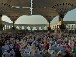 Bukan di Madinah, Masjid dengan Payung Raksasa Ini Ada di Semarang