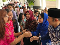 Berbaju Biru, AHY dan Annisa Pohan Salam Lebaran dengan Jokowi