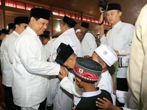 Foto: Suasana Prabowo Lebaran Bareng Warga di Hambalang