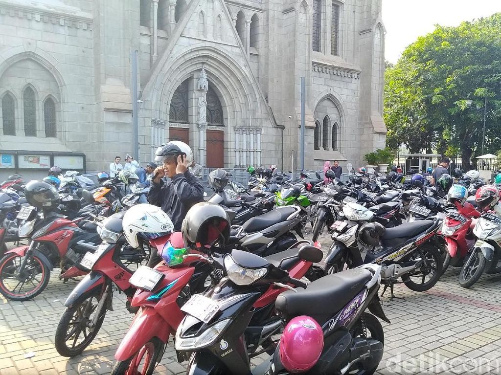 Toleransi di Halaman Gereja Katedral Toleransi di Halaman Gereja Katedral