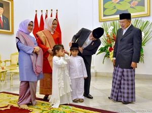 Momen Jokowi Benarkan Posisi Peci Cucu JK
