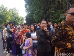 Suci Rela Antre di Istana Bogor demi Selfie dengan Jokowi