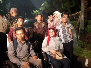 Keluar dari Rumah Airlangga, Sandi Diajak Foto Komunitas Difabel