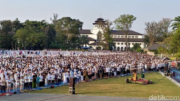 Melihat Pelaksanaan Salat Idul Fitri di Gasibu Bandung