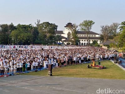 Melihat Pelaksanaan Salat Idul Fitri di Gasibu Bandung