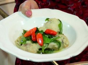 Intip Keasyikan Mbak Tutut Masak Ayam Daun Melinjo