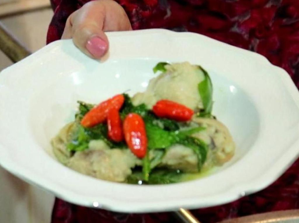 Intip Keasyikan Mbak Tutut Masak Ayam Daun Melinjo Intip Keasyikan Mbak Tutut Masak Ayam Daun Melinjo