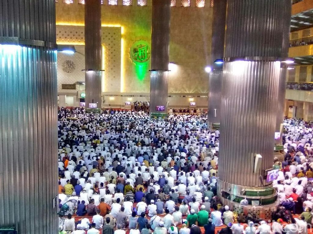 Khotbah di Istiqlal, Aa Gym Bicara soal Orang Jatuh karena Lisan Khotbah di Istiqlal, Aa Gym Bicara soal Orang Jatuh karena Lisan