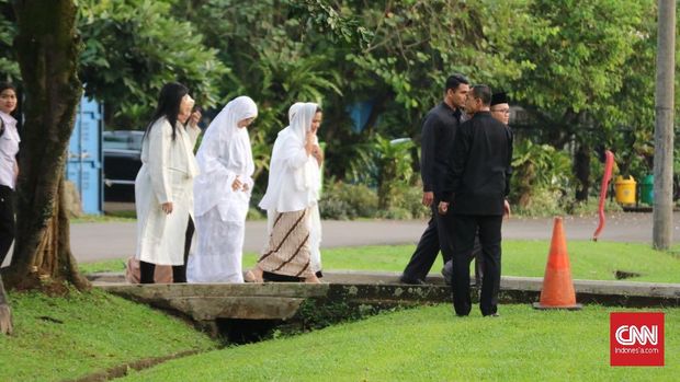 Kahiyang Ayu dan Iriana Jokowi saat salat Idul Fitri di Bogor