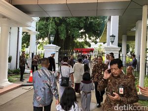 Warga Mulai Datangi Istana Bogor untuk Bersalaman dengan Jokowi