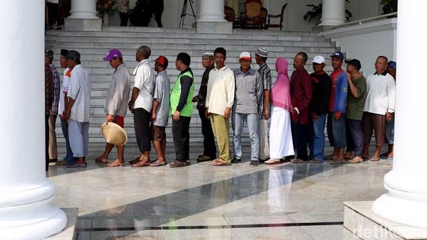 Foto: Saat Warga Bersendal Jepit Hingga Bawa Caping Bertemu Jokowi