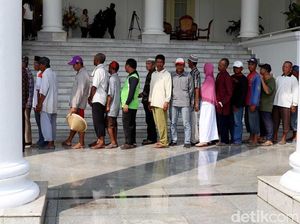 Foto: Saat Warga Bersendal Jepit Hingga Bawa Caping Bertemu Jokowi