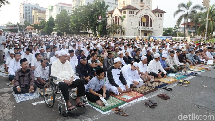 Melihat Suasana Sholat Ied 1439 H di Kawasan Jatinegara Umat Muslim melaksanakan sholat Idul Fitri di kawasan Jatinegara, Jakarta, Jumat (15/6/2018). Sholat Ied dilaksanakan di salah satu jalan protokol di Jatinegara