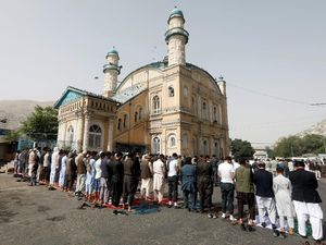 Potret Khusyuknya Salat Id dari Irak Hingga Afghanistan